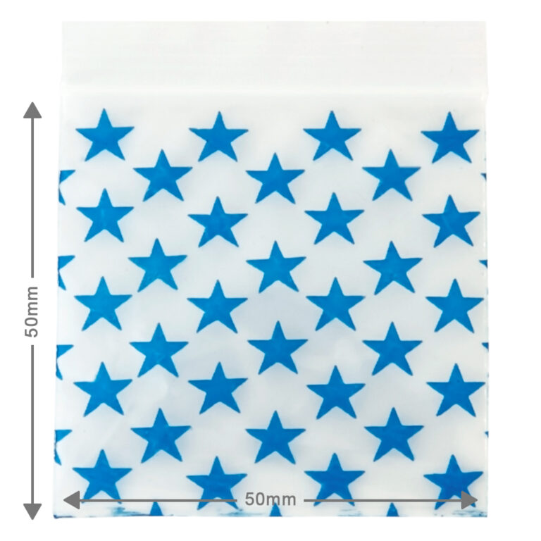 Kleine hersluitbare zakjes met blauwe sterren print, ook ziplock bags genoemd hebben een afmeting van 5x5cm