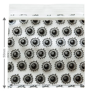 Kleine ziplock zakjes met Eightball print, ook wietzakjes genoemd hebben een afmeting van 5x5cm