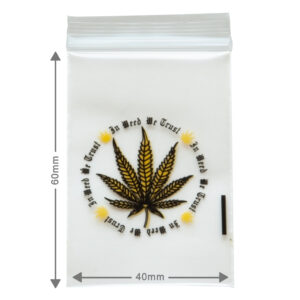 Kleine gripzakjes met In Weed We Trust print, ook ziplock zakjes genoemd hebben een afmeting van 4x6cm