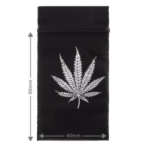 Kleine, zwarte ziplock zakjes met wietblad, ookwel wietzakjes genoemd met een afmeting van 4x6cm