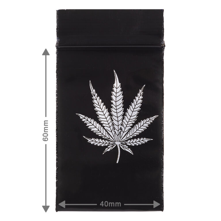 Kleine, zwarte ziplock zakjes met wietblad, ookwel wietzakjes genoemd met een afmeting van 4x6cm