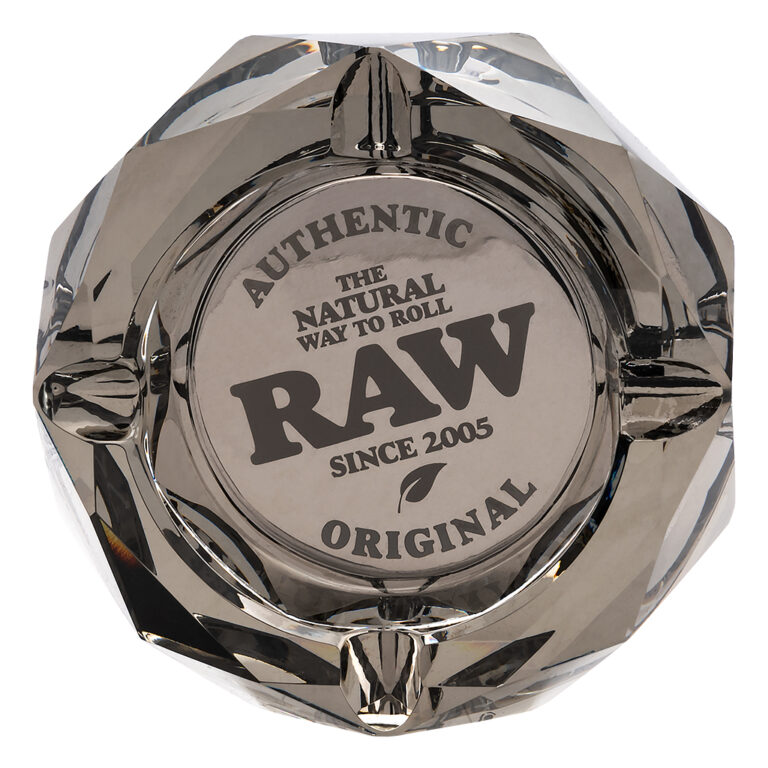 Een prachtige, grote asbak van kristal glas van RAW voor een luxe rookbeleving