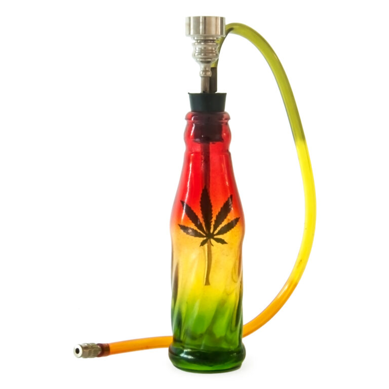 Kleine, glazen waterpijp de vorm van een fles in rasta kleuren met een metalen pijlkop
